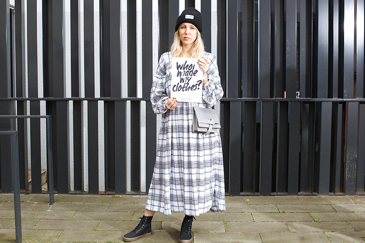 Fashion Revolution Week 2019 #whomademyclothes: Bina Nöhr von Stryletz trägt ein Kleid von Jan´n June, Tasche von Naditum und eine Mütze von Merz B. Schwanen