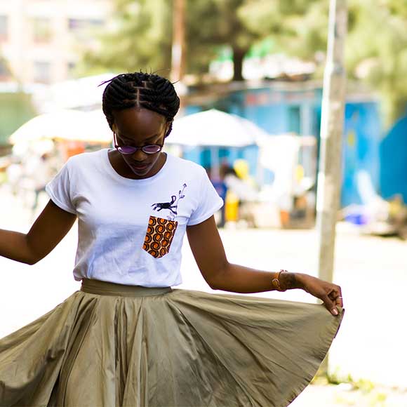 Peppermynta Brandfinder: Kipepeo Clothing. Fair Fashion, made in Tansania. Kipepeo Clothing ist ein soziales Modelabel aus Stuttgart. Mit fairer und nachhaltiger Streetwear werden Schulen in Afrika unterstützt. T-Shirts aus Biobaumwolle.