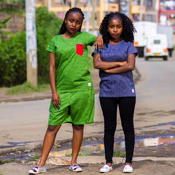 Peppermynta Brandfinder: Kipepeo Clothing. Fair Fashion, made in Tansania. Kipepeo Clothing ist ein soziales Modelabel aus Stuttgart. Mit fairer und nachhaltiger Streetwear werden Schulen in Afrika unterstützt. T-Shirts aus Biobaumwolle.