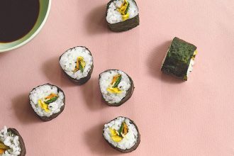 Kreative Resteküche – Rezept für Sushimaki mit Gemüseschalen. Die Küche der Achtsamkeit von Tainá Guedes, gegen Lebensmittelverschwendung