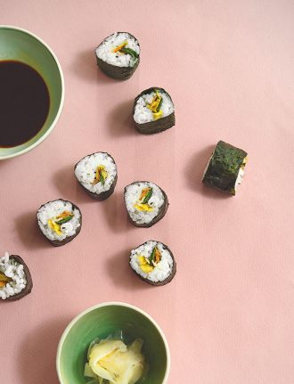 Kreative Resteküche – Rezept für Sushimaki mit Gemüseschalen. Die Küche der Achtsamkeit von Tainá Guedes, gegen Lebensmittelverschwendung