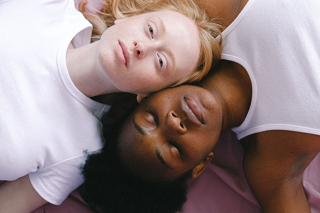 Nachhaltige Tops und Shirts für Frauen – Die besten Fair Fashion Marken