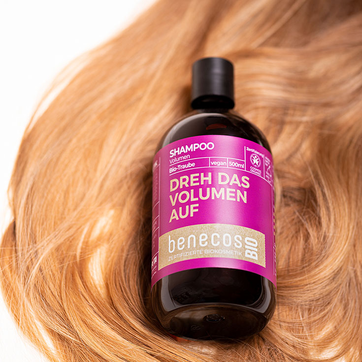 Naturkosmetik Haarpflege – Unsere Top 15: Natürliches Shampoo, natürliche Haarmaske, natürliche Spülung und natürlicher Conditioner für feines Haar, für lockiges Haar, für trockenes und strapaziertes Haar, für fettiges Haar, für schuppiges Haar, gegen Schuppen, für empfindliche und gereizte Kopfhaut, für normales Haar ohne Silikone, Parabene, Mikroplastik und schädliche Inhaltsstoffe. Natürliche Haarpflege von BenecosBio