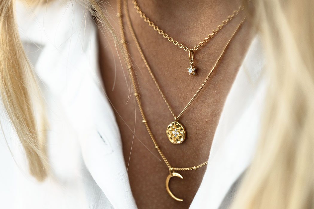 Nachhaltiger Schmuck für Frauen – Die besten Marken für fairen Schmuck. Fair produzierter Schmuck aus recycelten Materialien: Ring, Kette, Halskette, Armband, Armreifen, Ohrring, recyceltes Silber und Gold. Synthetische Edelsteine. Fair Trade Edelsteine aus fairem Handel. Ohne Kinderarbeit