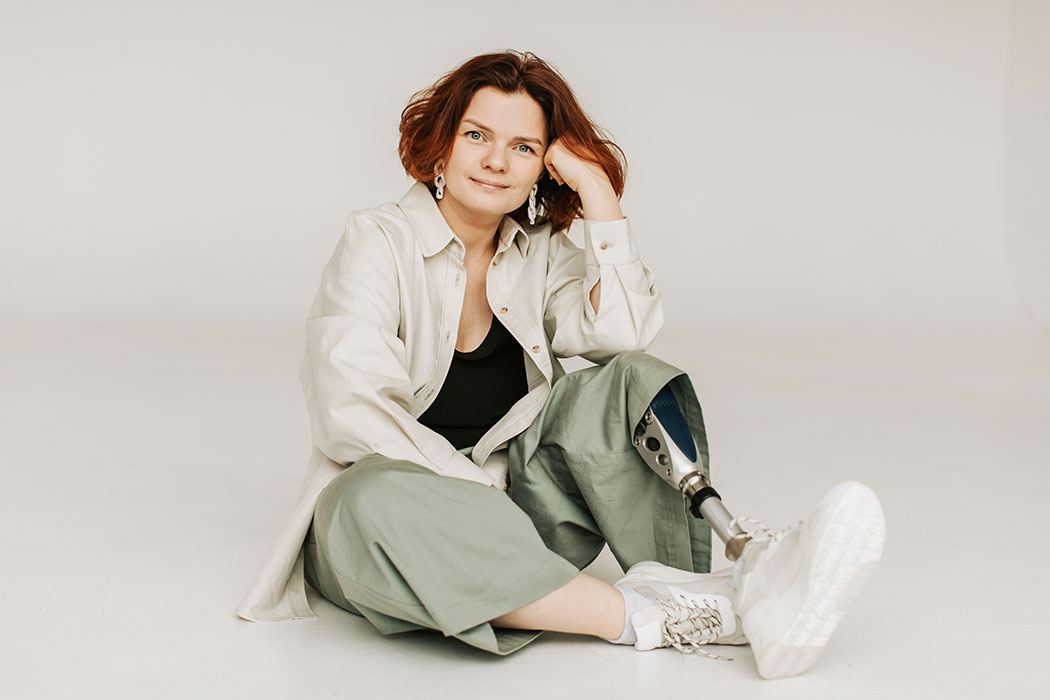 Inclusive Fair Fashion – Die besten Marken für adaptive Mode. Nachhaltige Kleidung für Menschen mit Behinderung. Divers, Adaptive-Wear für Kleinwüchsige, Stoma, barrierefreie Mode für Rollstuhlfahrer:innen