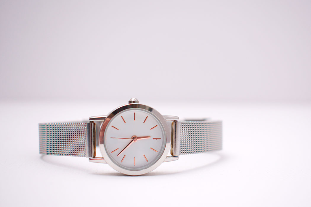 Nachhaltige Uhren für Frauen – Die besten Marken für fair produzierte Armbanduhren aus umweltfreundlichen Materialien wie z.B. Holz. Vegane Uhren mit veganen Armbändern aus Papier oder veganem Leder. Nachhaltige Damenuhr aus Bio Leder oder recyceltem Polyester.