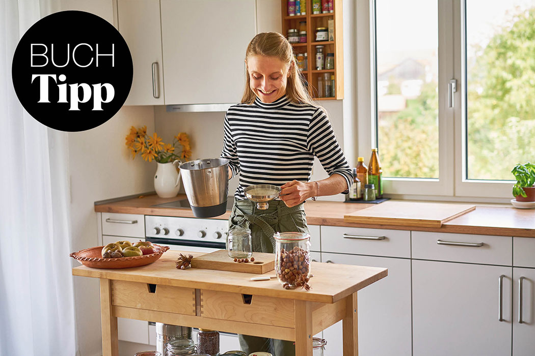 Nachhaltige Ernährung leicht gemacht – Das Kochbuch für weniger Lebensmittel Verschwendung. Das Buch Deine Küche kann nachhaltig von Verena Hirsch hilft dir regional, vegan und saisonl zu kochen. Die Rezepte sind einfach und helfen dir nachhaltiger zu kochen