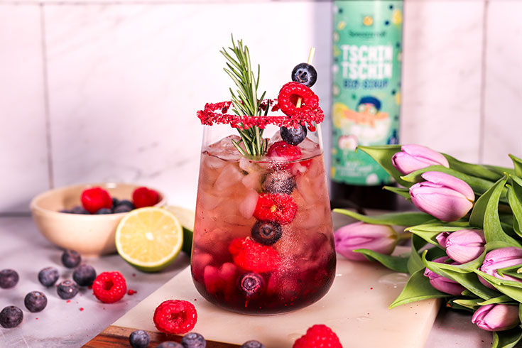 Sommer Drinks ohne Alkohol! Alkoholfreie Drinks sind klar im Trend. Gemeinsam mit Sonnentor verlosen wir drei Pakete mit je sechs Sirupen für deinen Bio Mocktail. Plus: Rezepte mit Mocktail-Sirup.