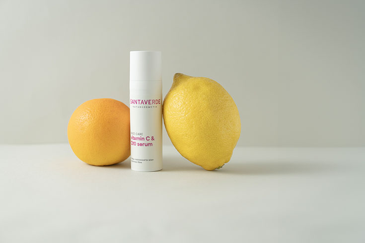 Santaverde Naturkosmetik – Warum das Vitamin C Serum in deiner Pflegeroutine nicht fehlen darf Strahlender Glow, ebenmäßiger Teint, Pigmentflecken mildern und glatte Haut? Warum das Vitamin C Serum von Santaverde Naturkosmetik in deiner Pflegeroutine nicht fehlen darf! Wir haben das Vitamin C & Q10 Serum von Santaverde getestet!