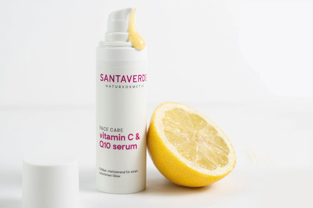 Santaverde Naturkosmetik – Warum das Vitamin C Serum in deiner Pflegeroutine nicht fehlen darf Strahlender Glow, ebenmäßiger Teint, Pigmentflecken mildern und glatte Haut? Warum das Vitamin C Serum von Santaverde Naturkosmetik in deiner Pflegeroutine nicht fehlen darf! Wir haben das Vitamin C & Q10 Serum von Santaverde getestet!