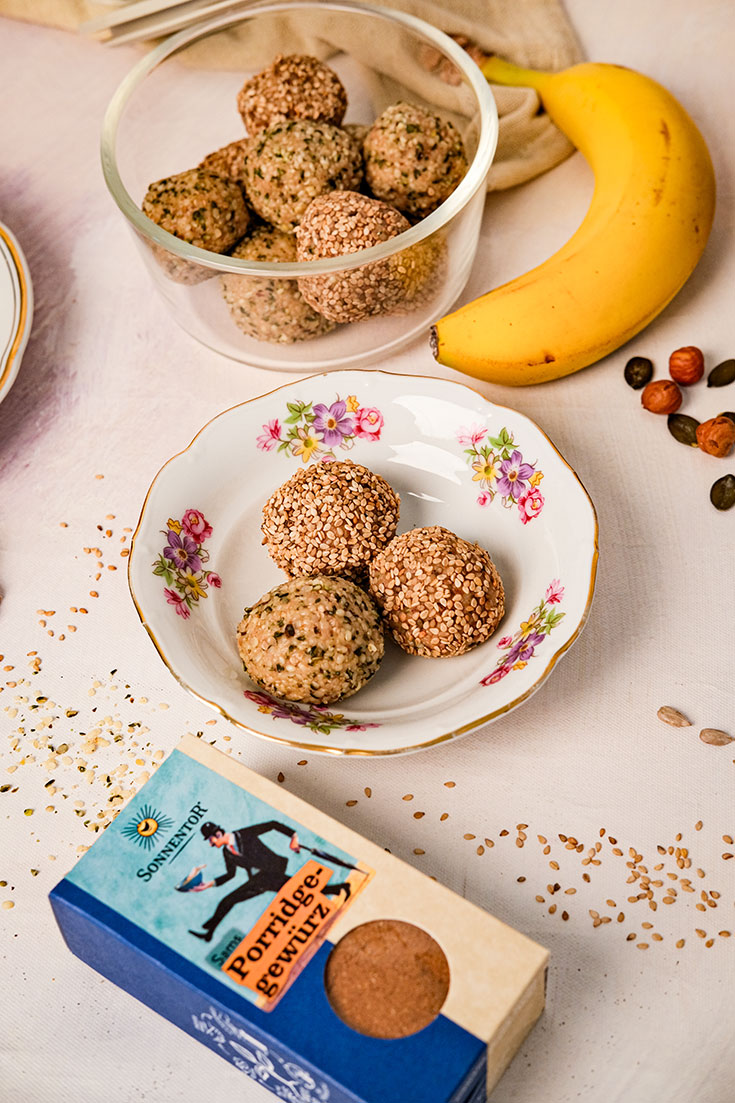 Sonnentor hat dafür nicht nur Rezepte parat, sondern auch wertvolle Tipps und vor allem jede Menge Gewürze, die zum Vorkochen von Speisen motivieren. Banana Bread Balls mit Porridgegewürz von Sonnentor