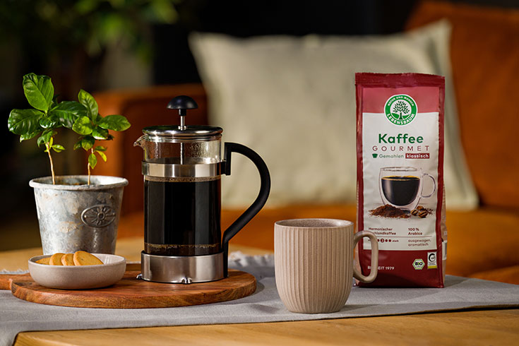 Nachhaltiger und Fairtrade Kaffee – Welcher Bio Kaffee ist der beste? Wir stellen die besten Kaffee Marken vor, die fairen Kaffee anbieten: Sozial, faire Bezahlung von Kaffeebauern und Kleinbauern: Lebensbaum. Kein Koffein? Dann trinkt Getreidekaffee, Lupinenkaffee oder Falscher Kaffee.