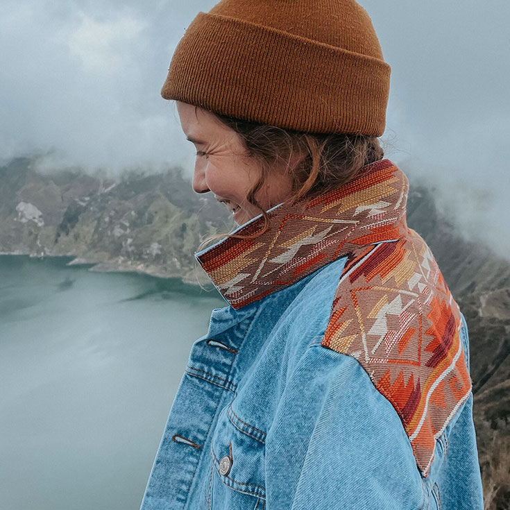 Chévere – Fair Fashion im Boho-Look aus den Anden. Oversized Jeansjacke aus Ecuador mit Ethno Inka Muster im Navajo Style und Beth Dutton von Yellowstone Look