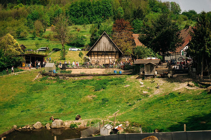 Lebenshof Mut im Bauch – Ein sicheres neues Zuhause für gerettete Tiere: Schweine, Hunde, Ziegen. Vegane Gastwirtschaft mit veganen Gerichten. Wandern am Mühlenweg im Schwarzwald