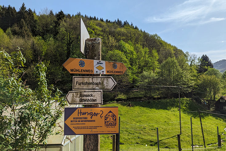 Lebenshof Mut im Bauch – Ein sicheres neues Zuhause für gerettete Tiere: Schweine, Hunde, Ziegen. Vegane Gastwirtschaft mit veganen Gerichten. Wandern am Mühlenweg im Schwarzwald