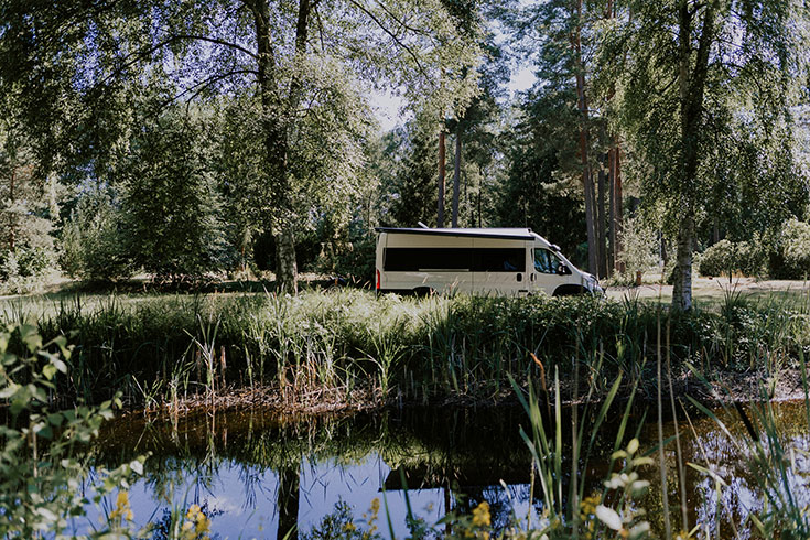 Zurück zur Natur – Eine entspannte Auszeit bei Wildwood Camping. Nachhaltiges Camping auf einem Naturcampingplatz in der Lüneburger Heide, im Harz, auf Rügen oder der Uckermark. Ecocamping zertifiziert. Hier kommt unser Erfahrungebericht. Stellplatz am Biotop