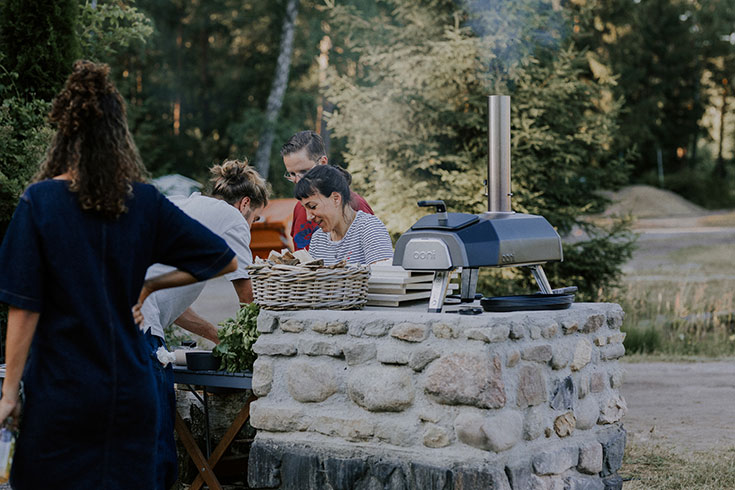 Zurück zur Natur – Eine entspannte Auszeit bei Wildwood Camping. Nachhaltiges Camping auf einem Naturcampingplatz in der Lüneburger Heide, im Harz, auf Rügen oder der Uckermark. Ecocamping zertifiziert. Hier kommt unser Erfahrungebericht: Pizza selbstgemacht, Pizzaofen von ooni