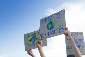 Warum Klimaneutralität nicht reicht – was klimaschützende Unternehmen anders machen. Polarstern Ökostrom Anbieter